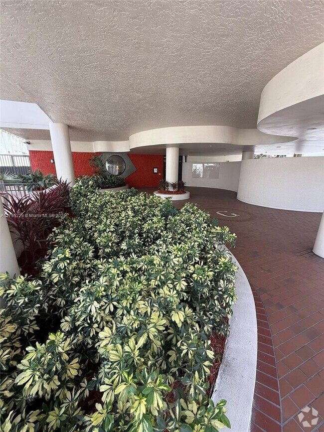 Building Photo - 1623 Collins Ave
