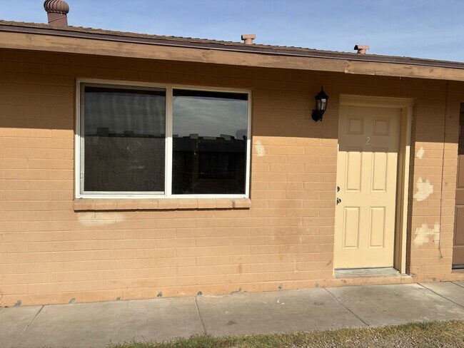 Building Photo - Centrally located home in East Mesa