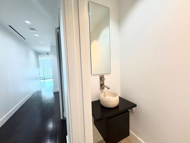 Foto del edificio - 2408 Victory Park Ln