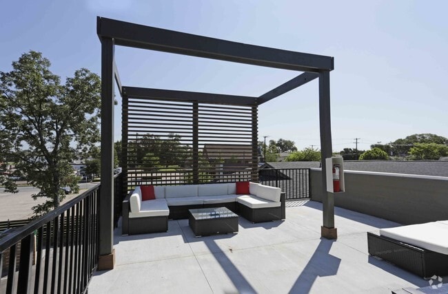 ROOFTOP PATIO - Vintage