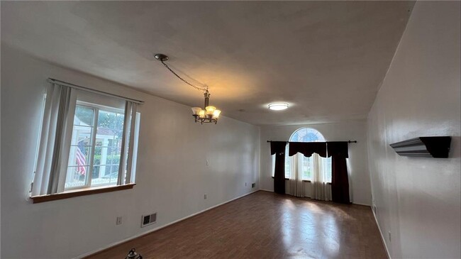 Building Photo - 367 Willowbrook Rd