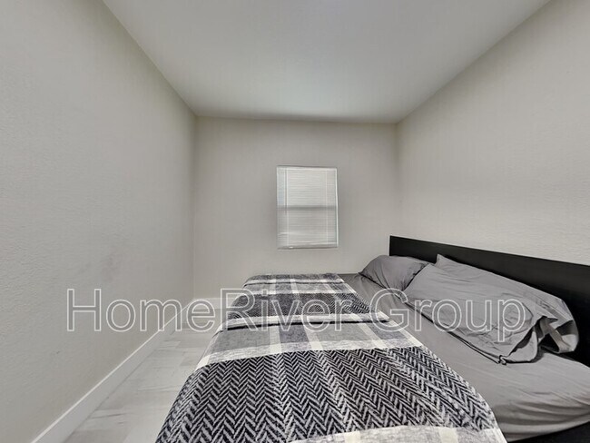 Foto del edificio - 2423 E 19th Ave