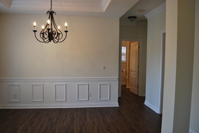 Building Photo - 572 Wellington Way