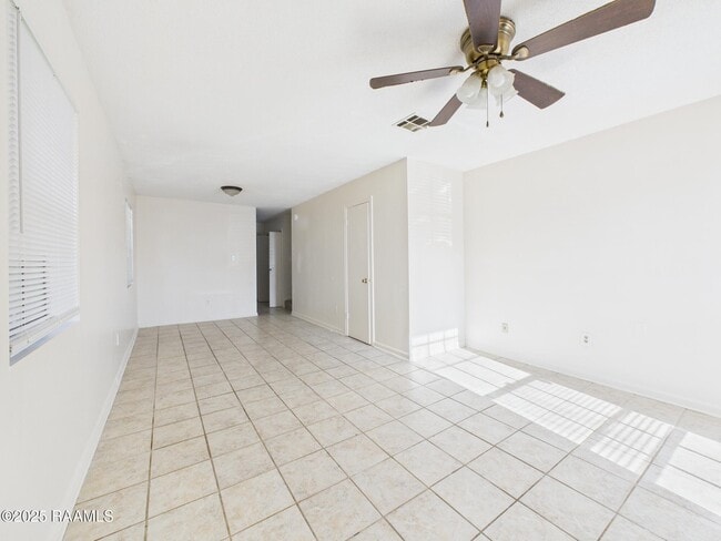 Building Photo - 104 Country Ln