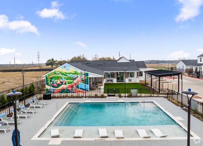 Luxury Pool and Event Lawn - YardHomes Trailside - Historical Access
