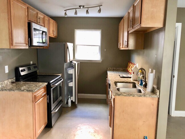 Foto del edificio - 4 Bedroom 2.5 Bath House in North Central - Downtown Charleston