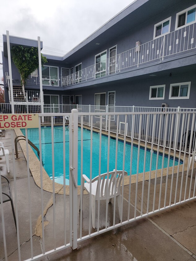 Piscina - 520 E Tujunga Ave