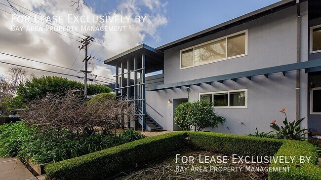 Building Photo - Spacious, sunny 3BR/2BA top floor unit wit...