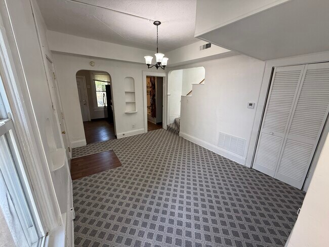 Foto del edificio - 344 Loeffler Ave