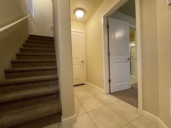 Building Photo - 3Bd/3.5Ba 3-Story Townhome Available in qu...