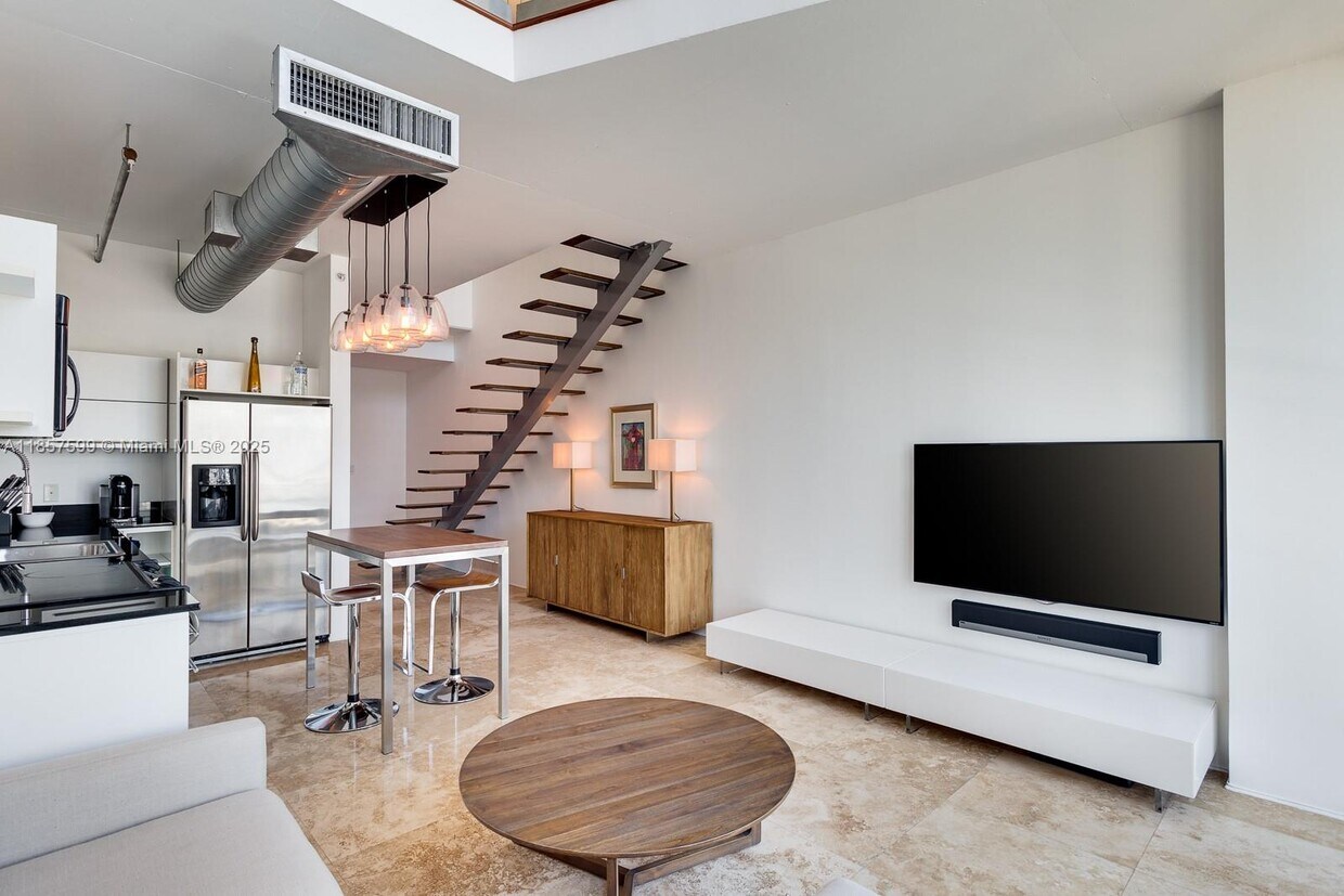 Foto principal - 690 SW 1st Ct