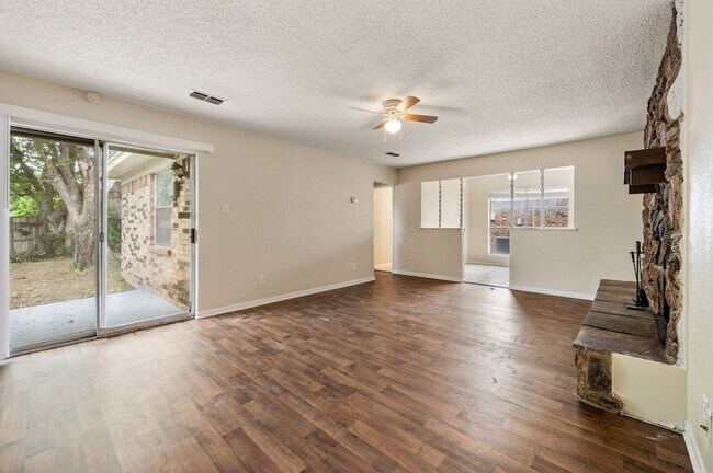 Foto del edificio - 6301 Sunnybrook Dr