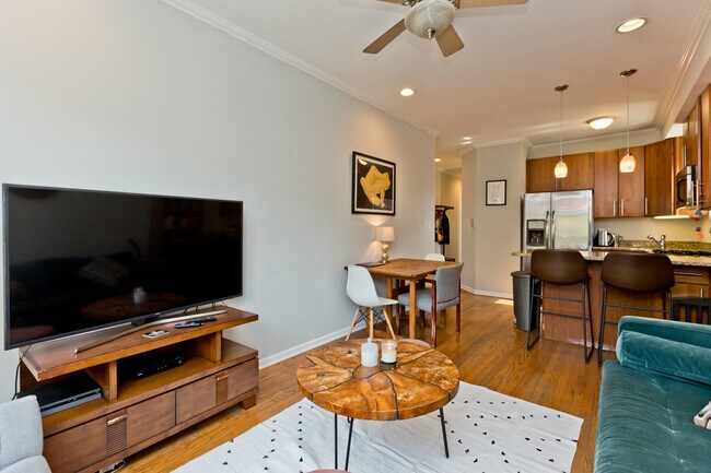 Foto del edificio - 2715 N Sawyer Ave
