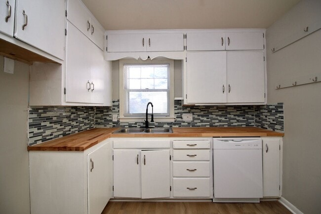 Building Photo - 3 bedroom house for rent