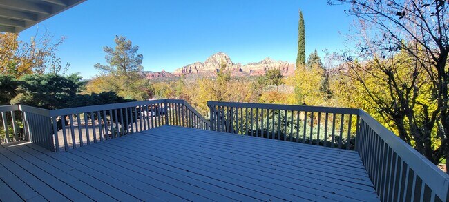 Foto del edificio - Remodeled, modern interior with fabulous views in West Sedona