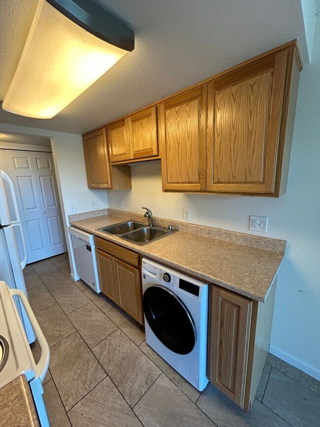 Foto del edificio - 2 Bedroom Corner Condo Available at Spanis...