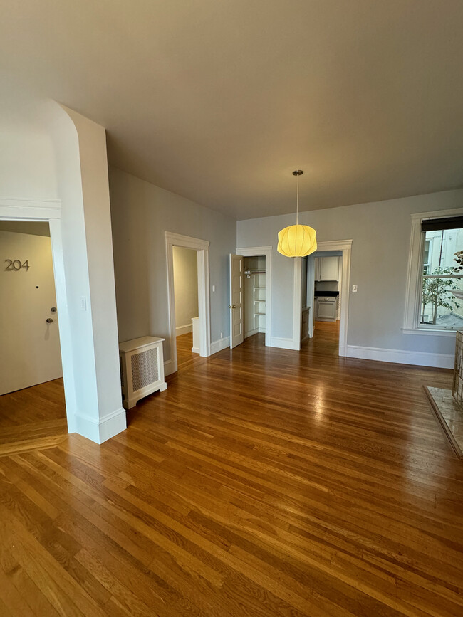 very spacious living room - 1845 Leavenworth St