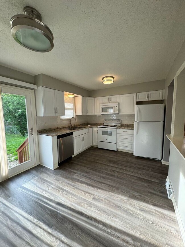 Building Photo - Sweet 3 bedroom, 1.5 bathroom duplex in In...