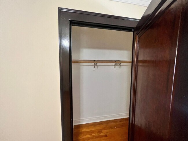 Foto del edificio - 3021 W 58th St