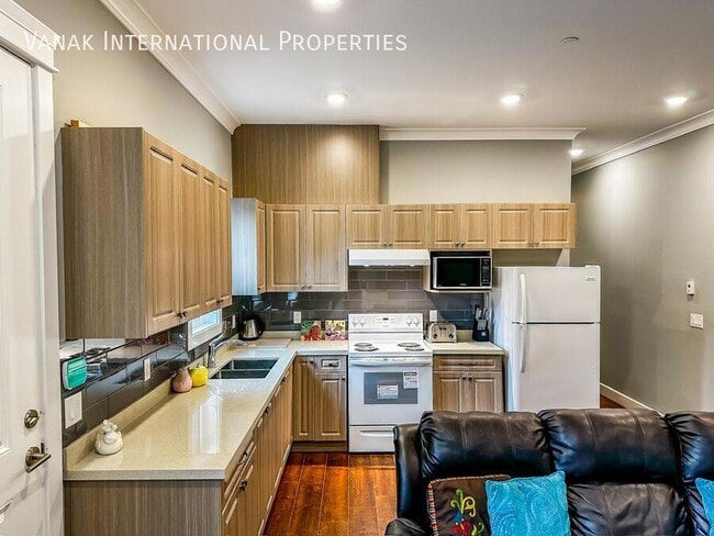 Photo du bâtiment - Beautifully Furnished 2-Bedroom Basement S...