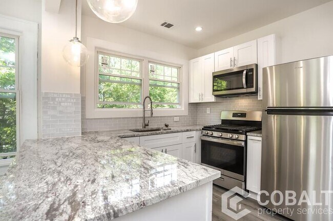 Foto del edificio - 678 Moreland Ave NE