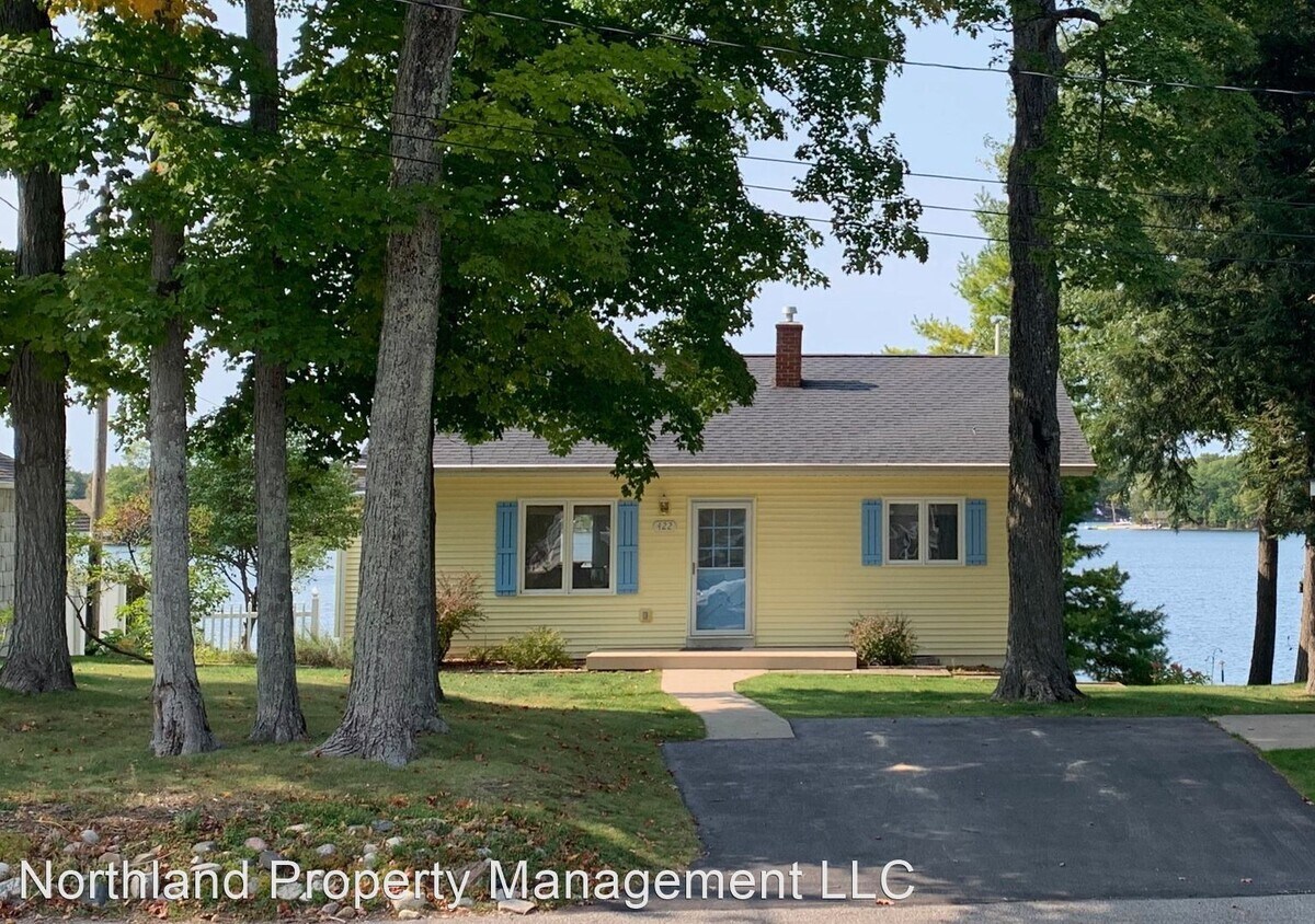 3 br, 2 bath House 422 Brakel Point Dr House Rental in Traverse