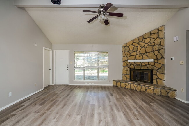 Building Photo - 10118 Hollow Canyon Dr