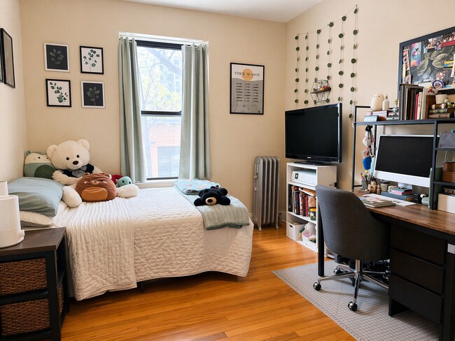 Dormitorio 1 - 1070 W Granville Ave