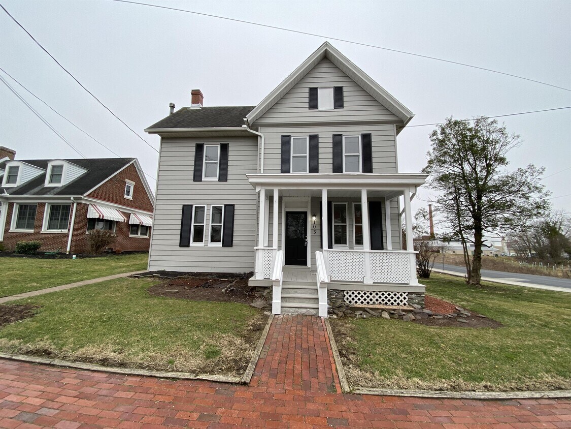 Primary Photo - 103 E York St
