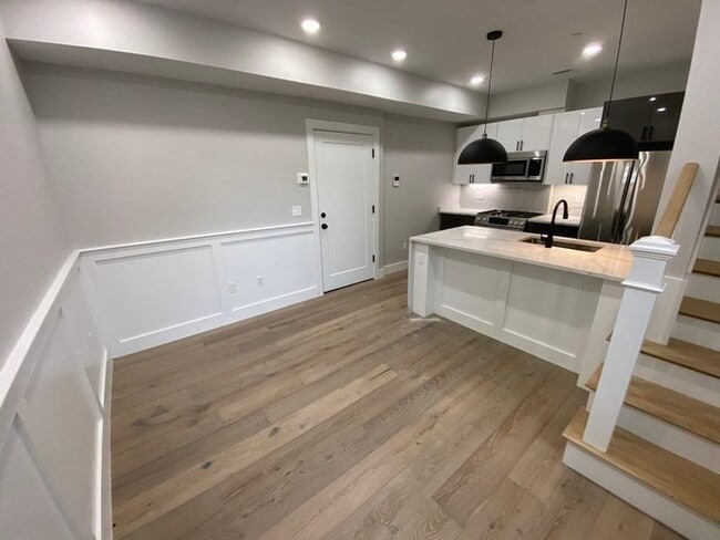 Building Photo - 300 Somerville Ave