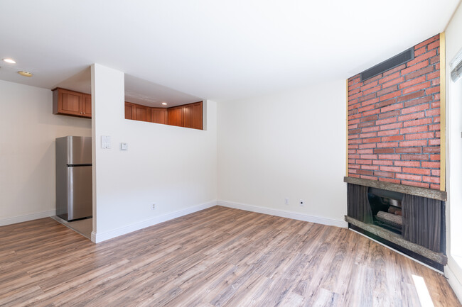 Building Photo - 1370 S Van Ness Ave