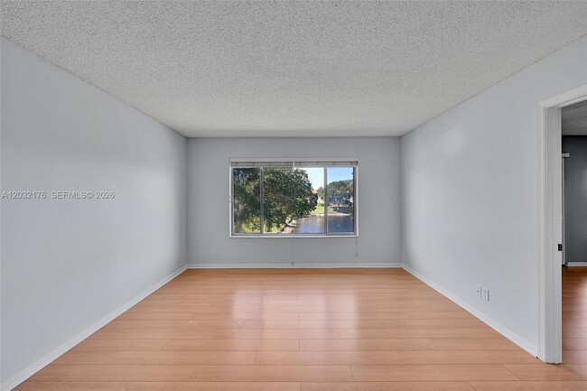 Building Photo - 906 Twin Lakes Dr