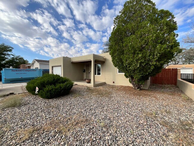 Building Photo - 2 Bedroom Single Story Home Available Near...