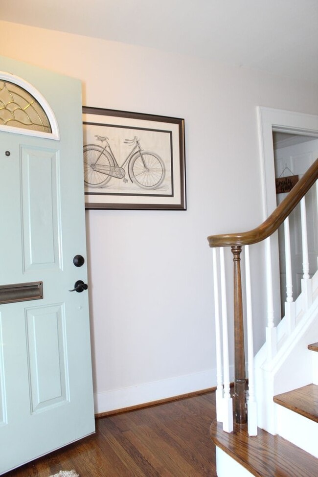 Building Photo - LARCHMONT