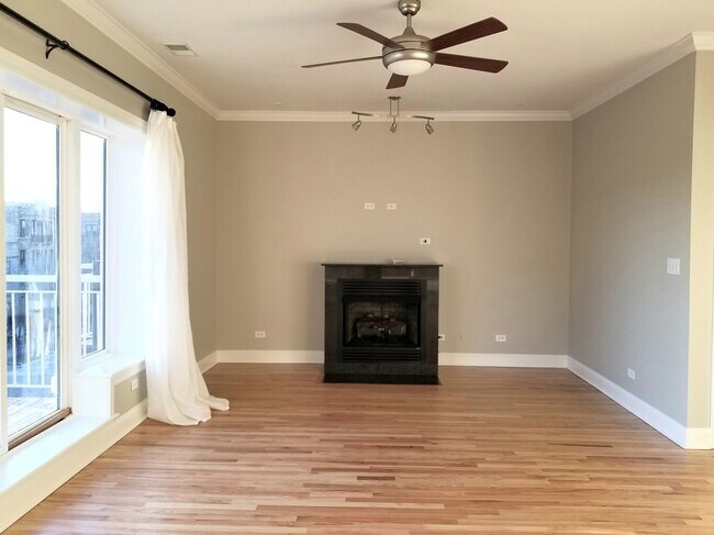 Gas Fireplace, TV wiring - 5923 N Winthrop Ave