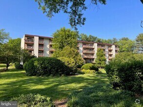 Building Photo - 7400 Lakeview Dr