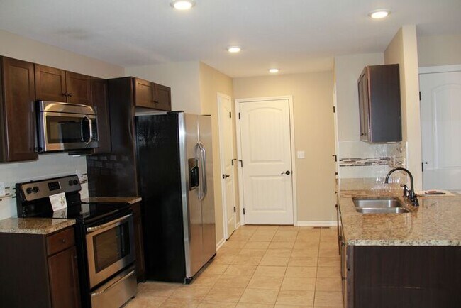 Foto del edificio - Beautiful Town Home!