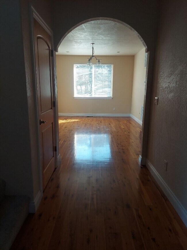 Foto del edificio - Hard to find GORGEOUS 5 bedroom, 2.5 bath ...