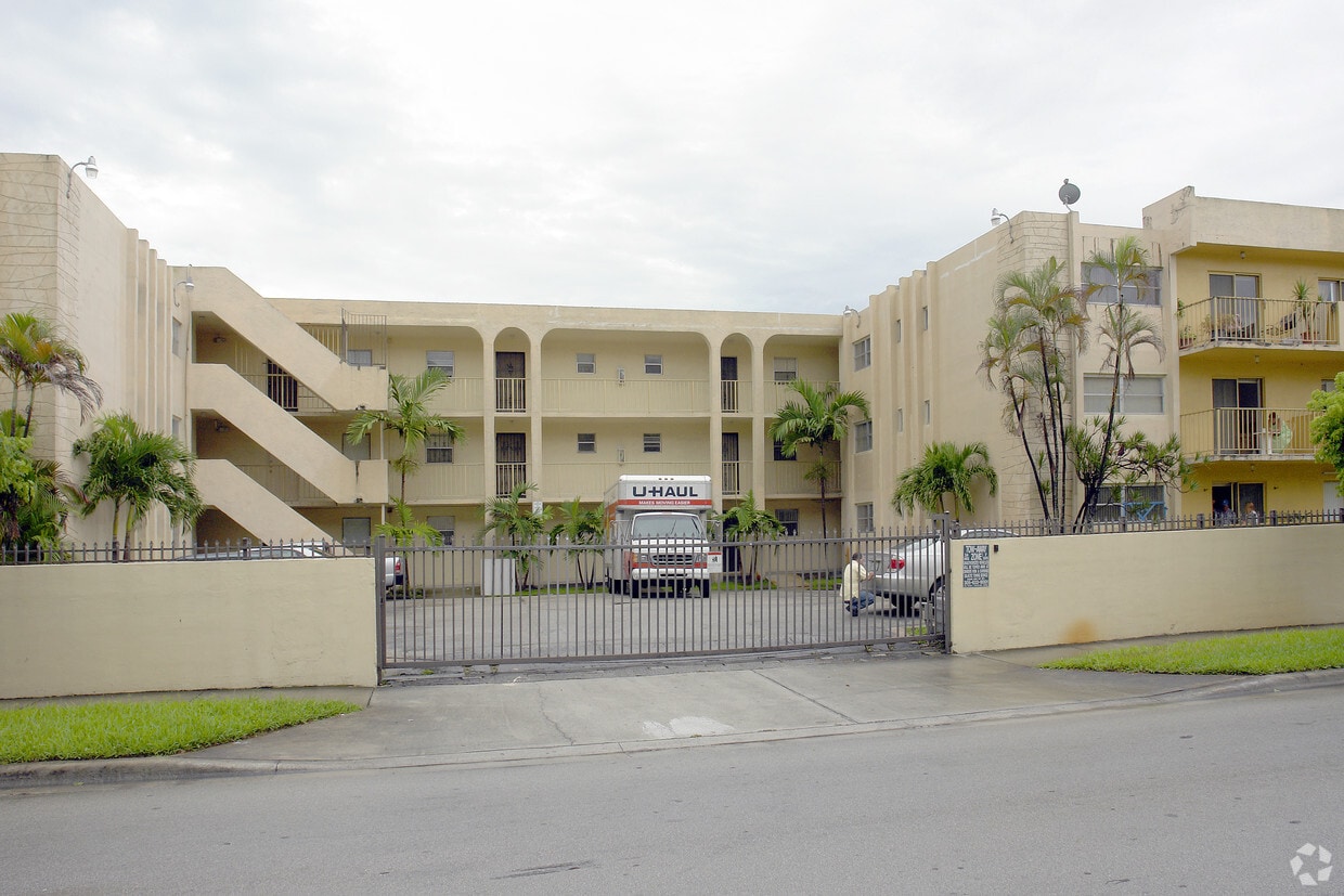 Historical Photo 9/2027 - Regency Club Apartments