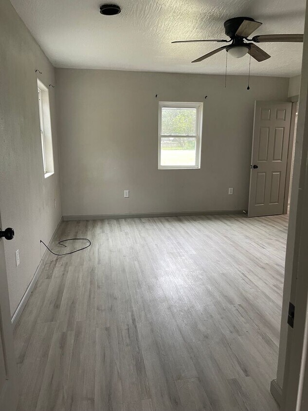 Building Photo - 3 Bedroom Home - Exeter
