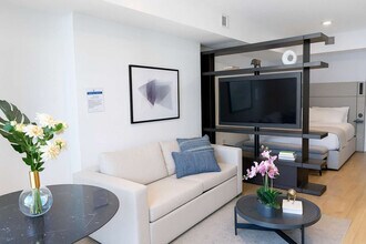 Building Photo - 398 NE 5th St