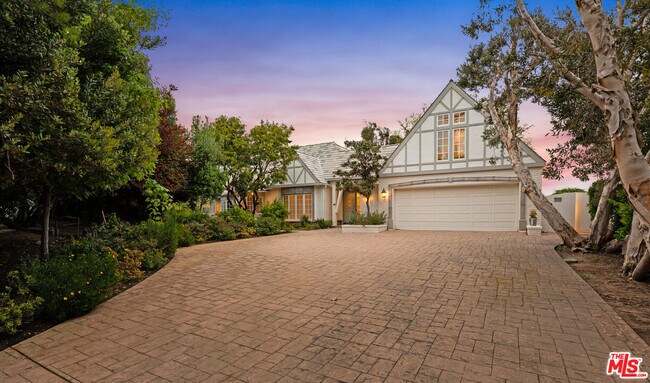 Building Photo - 20990 Las Flores Mesa Dr