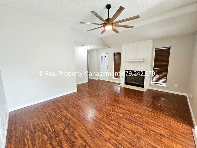 Foto del edificio - 3 Bedroom Close to Mercy Hospital - Availa...