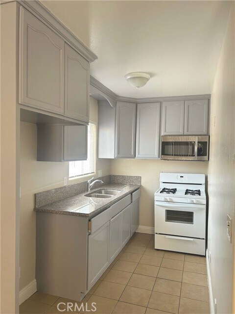 Building Photo - 626 W 59th Pl
