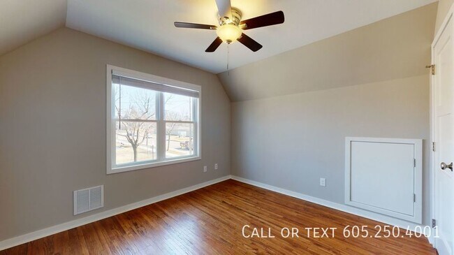 Building Photo - Astonishing 3 Bedroom 2 Bathroom House in ...