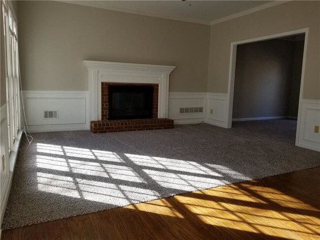 Building Photo - 2665 Stratfield Dr