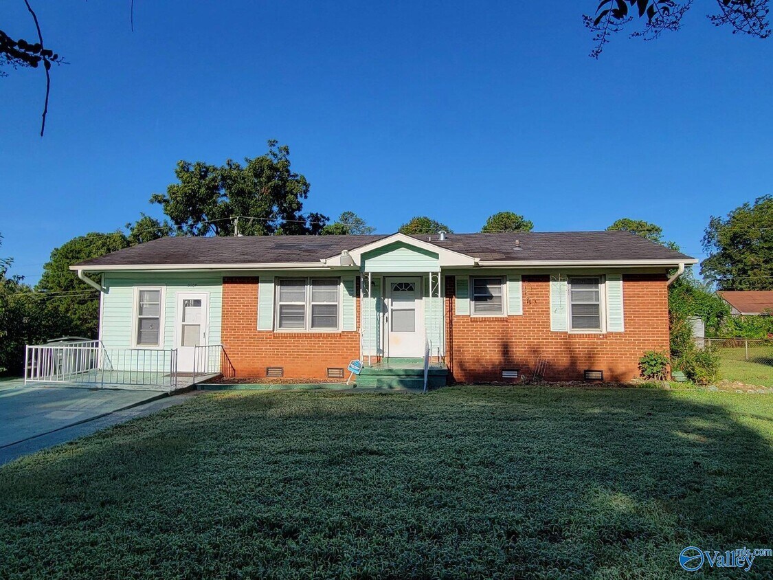 Foto principal - 3107 Stewart St NW