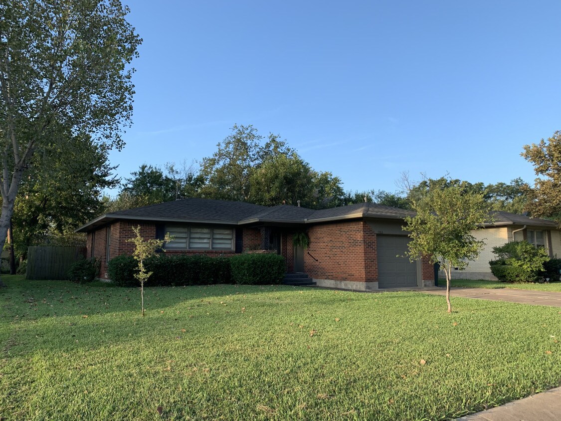 Primary Photo - 1702 W College