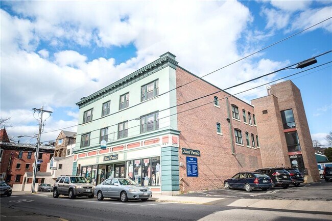 Building Photo - 364 Thames St