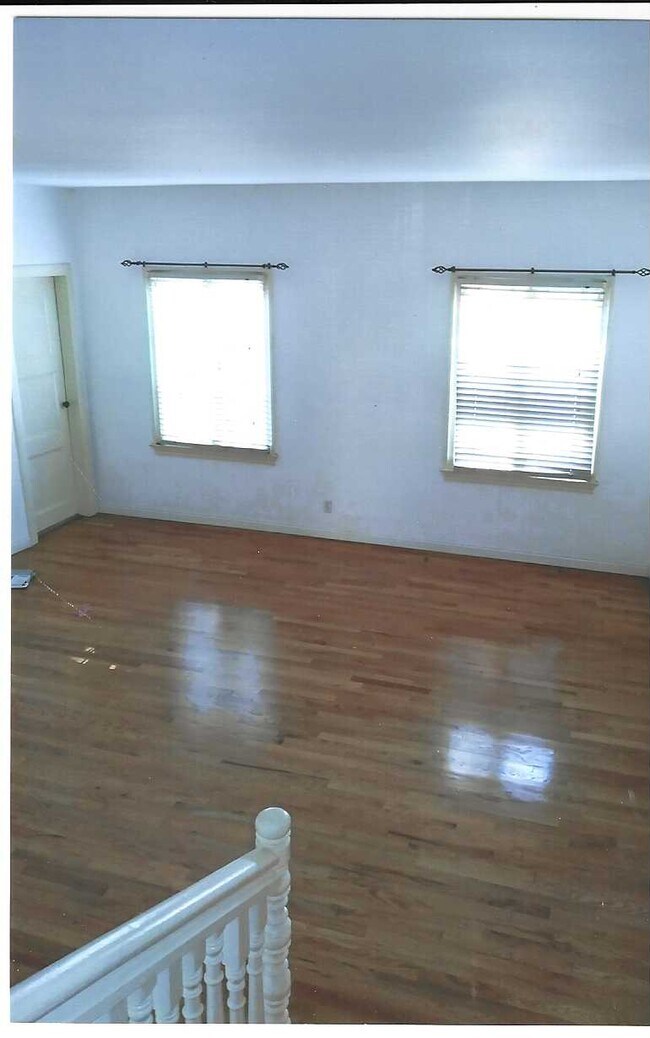 Living Room - 580 N Windsor Blvd
